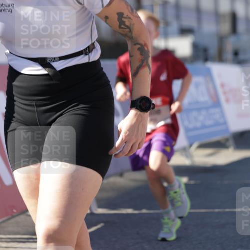 03.10.2025 - Köhlbrandbrückenlauf Jannik Wohlers http://msf.ph/oto/9125026 03.10.2025 13:06:48 Ziel 4405, 5798, 5963, 5971, 6056, 6061, 6089, 6721, 6745 meine-sportfotos.de