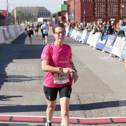 03.10.2025 - Köhlbrandbrückenlauf Jannik Wohlers http://msf.ph/oto/9125131 03.10.2025 13:06:54 Ziel 4152, 4249, 5963, 6056, 6089, 6745, 6799 meine-sportfotos.de