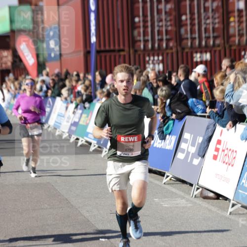 03.10.2025 - Köhlbrandbrückenlauf Jannik Wohlers http://msf.ph/oto/9125151 03.10.2025 13:06:58 Ziel 4152, 4249, 4451, 4588, 5963, 6056, 6423, 6427, 6745, 6799, 6822 meine-sportfotos.de