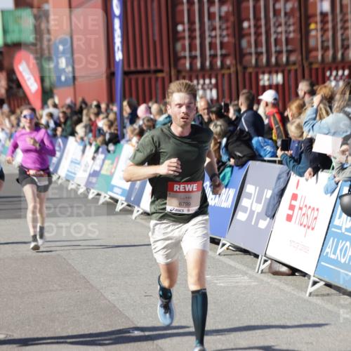 03.10.2025 - Köhlbrandbrückenlauf Jannik Wohlers http://msf.ph/oto/9125157 03.10.2025 13:06:58 Ziel 4152, 4249, 4451, 4588, 5963, 6056, 6423, 6427, 6745, 6799, 6822 meine-sportfotos.de