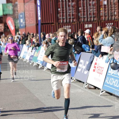 03.10.2025 - Köhlbrandbrückenlauf Jannik Wohlers http://msf.ph/oto/9125159 03.10.2025 13:06:58 Ziel 4152, 4249, 4451, 4588, 5963, 6056, 6423, 6427, 6745, 6799, 6822 meine-sportfotos.de