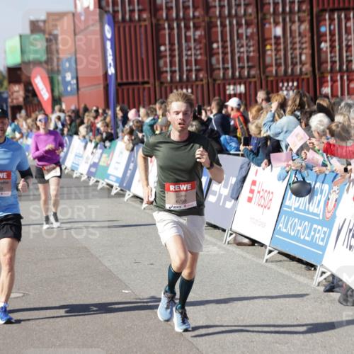 03.10.2025 - Köhlbrandbrückenlauf Jannik Wohlers http://msf.ph/oto/9125167 03.10.2025 13:06:58 Ziel 4152, 4249, 4451, 4588, 5963, 6056, 6423, 6427, 6745, 6799, 6822 meine-sportfotos.de