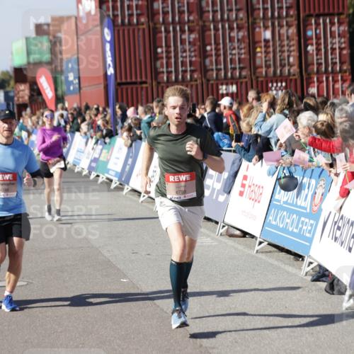 03.10.2025 - Köhlbrandbrückenlauf Jannik Wohlers http://msf.ph/oto/9125171 03.10.2025 13:06:58 Ziel 4152, 4249, 4451, 4588, 5963, 6056, 6423, 6427, 6745, 6799, 6822 meine-sportfotos.de