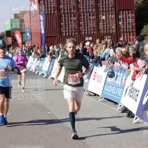 03.10.2025 - Köhlbrandbrückenlauf Jannik Wohlers http://msf.ph/oto/9125177 03.10.2025 13:06:58 Ziel 4152, 4249, 4451, 4588, 5963, 6056, 6423, 6427, 6745, 6799, 6822 meine-sportfotos.de