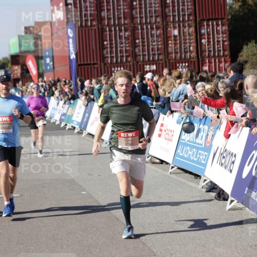 03.10.2025 - Köhlbrandbrückenlauf Jannik Wohlers http://msf.ph/oto/9125179 03.10.2025 13:06:58 Ziel 4152, 4249, 4451, 4588, 5963, 6056, 6423, 6427, 6745, 6799, 6822 meine-sportfotos.de