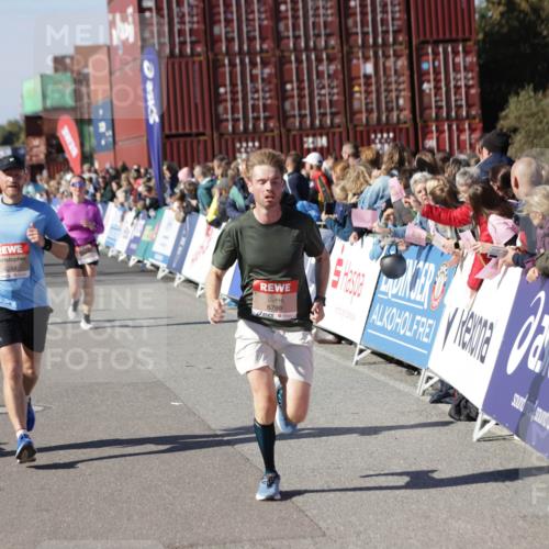 03.10.2025 - Köhlbrandbrückenlauf Jannik Wohlers http://msf.ph/oto/9125181 03.10.2025 13:06:58 Ziel 4152, 4249, 4451, 4588, 5963, 6056, 6423, 6427, 6745, 6799, 6822 meine-sportfotos.de