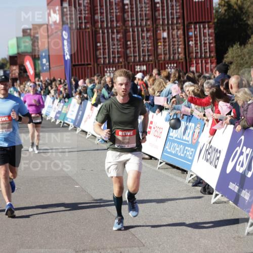 03.10.2025 - Köhlbrandbrückenlauf Jannik Wohlers http://msf.ph/oto/9125183 03.10.2025 13:06:58 Ziel 4152, 4249, 4451, 4588, 5963, 6056, 6423, 6427, 6745, 6799, 6822 meine-sportfotos.de