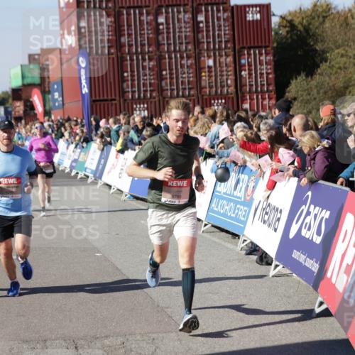 03.10.2025 - Köhlbrandbrückenlauf Jannik Wohlers http://msf.ph/oto/9125191 03.10.2025 13:06:58 Ziel 4152, 4249, 4451, 4588, 5963, 6056, 6423, 6427, 6745, 6799, 6822 meine-sportfotos.de