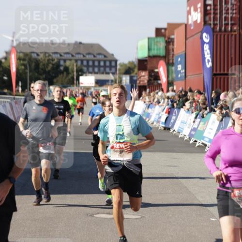 03.10.2025 - Köhlbrandbrückenlauf Jannik Wohlers http://msf.ph/oto/9125283 03.10.2025 13:07:02 Ziel 4152, 4249, 4444, 4451, 4588, 4804, 5963, 6065, 6423, 6427, 6745, 6799, 6822 meine-sportfotos.de