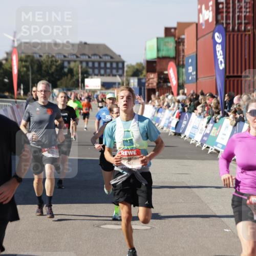 03.10.2025 - Köhlbrandbrückenlauf Jannik Wohlers http://msf.ph/oto/9125284 03.10.2025 13:07:02 Ziel 4152, 4249, 4444, 4451, 4588, 4804, 5963, 6065, 6423, 6427, 6745, 6799, 6822 meine-sportfotos.de