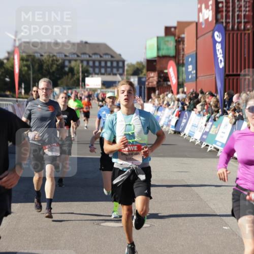 03.10.2025 - Köhlbrandbrückenlauf Jannik Wohlers http://msf.ph/oto/9125287 03.10.2025 13:07:02 Ziel 4152, 4249, 4444, 4451, 4588, 4804, 5963, 6065, 6423, 6427, 6745, 6799, 6822 meine-sportfotos.de