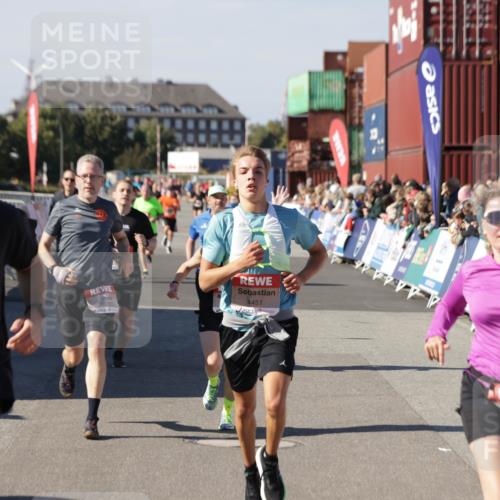 03.10.2025 - Köhlbrandbrückenlauf Jannik Wohlers http://msf.ph/oto/9125290 03.10.2025 13:07:02 Ziel 4152, 4249, 4444, 4451, 4588, 4804, 5963, 6065, 6423, 6427, 6745, 6799, 6822 meine-sportfotos.de