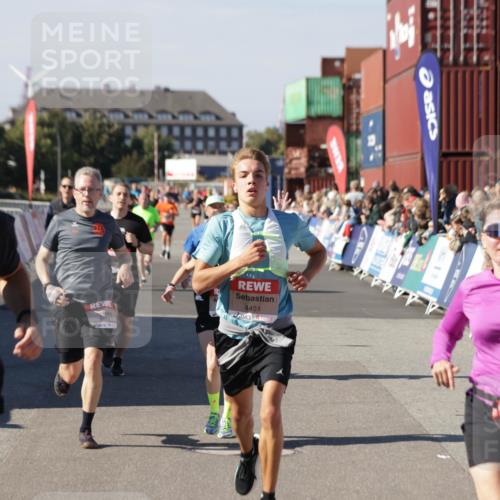 03.10.2025 - Köhlbrandbrückenlauf Jannik Wohlers http://msf.ph/oto/9125292 03.10.2025 13:07:02 Ziel 4152, 4249, 4444, 4451, 4588, 4804, 5963, 6065, 6423, 6427, 6745, 6799, 6822 meine-sportfotos.de