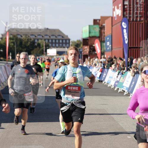 03.10.2025 - Köhlbrandbrückenlauf Jannik Wohlers http://msf.ph/oto/9125296 03.10.2025 13:07:03 Ziel 4152, 4249, 4444, 4451, 4588, 4804, 5963, 6065, 6423, 6427, 6799, 6822 meine-sportfotos.de