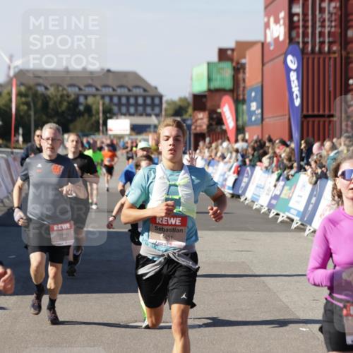 03.10.2025 - Köhlbrandbrückenlauf Jannik Wohlers http://msf.ph/oto/9125298 03.10.2025 13:07:03 Ziel 4152, 4249, 4444, 4451, 4588, 4804, 5963, 6065, 6423, 6427, 6799, 6822 meine-sportfotos.de