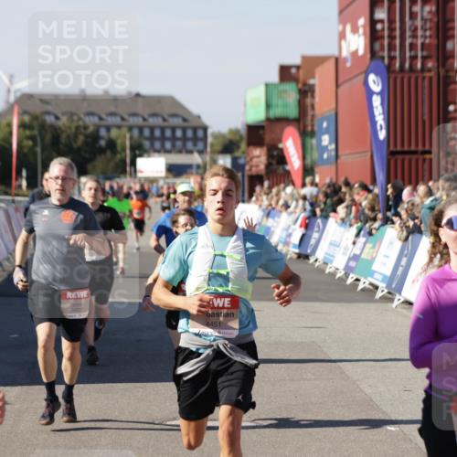 03.10.2025 - Köhlbrandbrückenlauf Jannik Wohlers http://msf.ph/oto/9125301 03.10.2025 13:07:03 Ziel 4152, 4249, 4444, 4451, 4588, 4804, 5963, 6065, 6423, 6427, 6799, 6822 meine-sportfotos.de