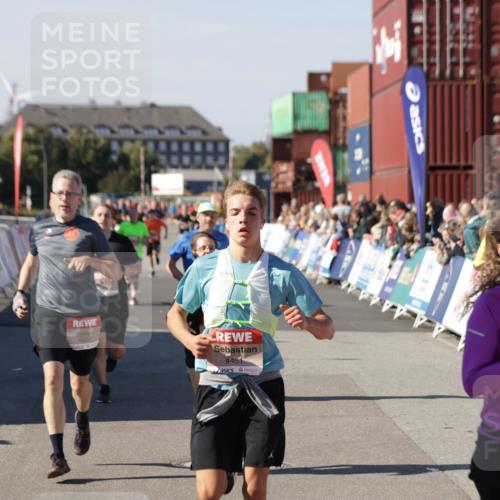 03.10.2025 - Köhlbrandbrückenlauf Jannik Wohlers http://msf.ph/oto/9125303 03.10.2025 13:07:03 Ziel 4152, 4249, 4444, 4451, 4588, 4804, 5963, 6065, 6423, 6427, 6799, 6822 meine-sportfotos.de