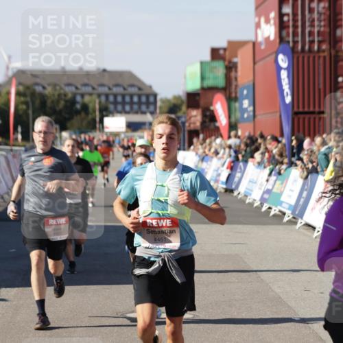 03.10.2025 - Köhlbrandbrückenlauf Jannik Wohlers http://msf.ph/oto/9125308 03.10.2025 13:07:03 Ziel 4152, 4249, 4444, 4451, 4588, 4804, 5963, 6065, 6423, 6427, 6799, 6822 meine-sportfotos.de