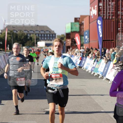 03.10.2025 - Köhlbrandbrückenlauf Jannik Wohlers http://msf.ph/oto/9125310 03.10.2025 13:07:03 Ziel 4152, 4249, 4444, 4451, 4588, 4804, 5963, 6065, 6423, 6427, 6799, 6822 meine-sportfotos.de