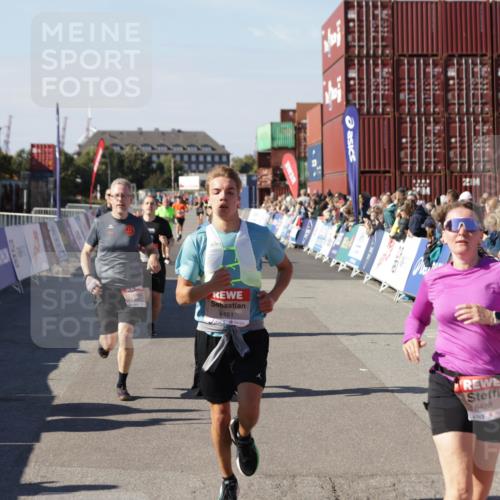 03.10.2025 - Köhlbrandbrückenlauf Jannik Wohlers http://msf.ph/oto/9125313 03.10.2025 13:07:03 Ziel 4152, 4249, 4444, 4451, 4588, 4804, 5963, 6065, 6423, 6427, 6799, 6822 meine-sportfotos.de