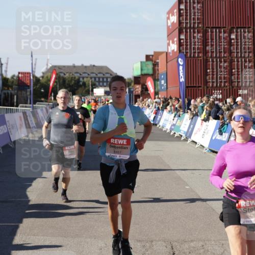 03.10.2025 - Köhlbrandbrückenlauf Jannik Wohlers http://msf.ph/oto/9125317 03.10.2025 13:07:03 Ziel 4152, 4249, 4444, 4451, 4588, 4804, 5963, 6065, 6423, 6427, 6799, 6822 meine-sportfotos.de
