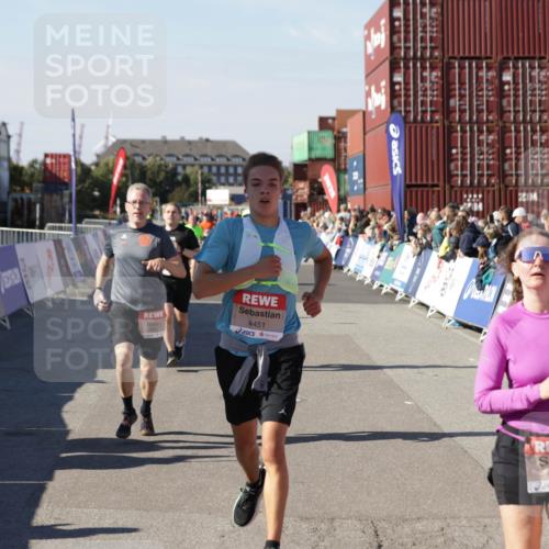 03.10.2025 - Köhlbrandbrückenlauf Jannik Wohlers http://msf.ph/oto/9125321 03.10.2025 13:07:03 Ziel 4152, 4249, 4444, 4451, 4588, 4804, 5963, 6065, 6423, 6427, 6799, 6822 meine-sportfotos.de