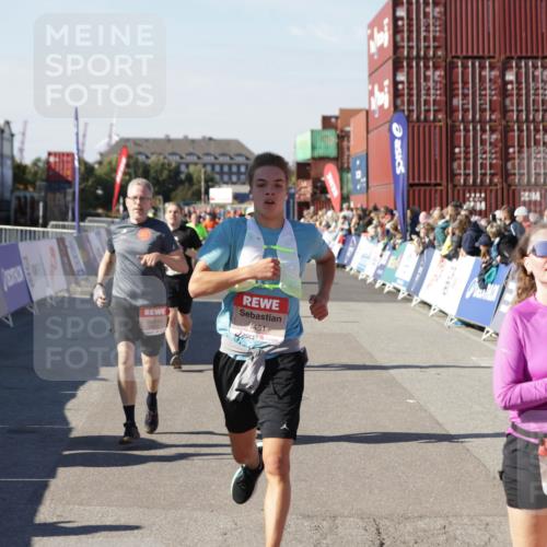 03.10.2025 - Köhlbrandbrückenlauf Jannik Wohlers http://msf.ph/oto/9125323 03.10.2025 13:07:03 Ziel 4152, 4249, 4444, 4451, 4588, 4804, 5963, 6065, 6423, 6427, 6799, 6822 meine-sportfotos.de
