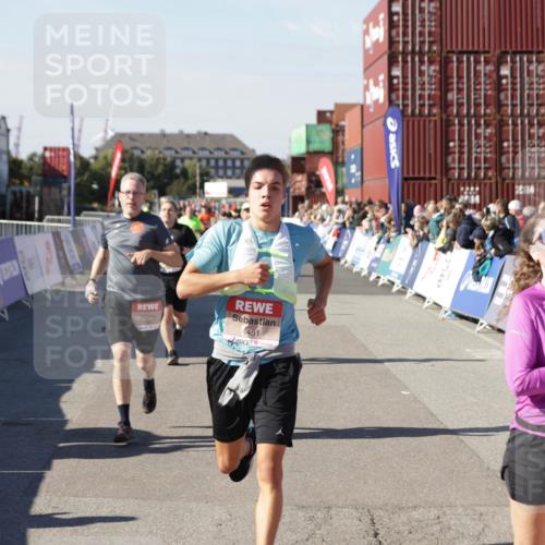 03.10.2025 - Köhlbrandbrückenlauf Jannik Wohlers http://msf.ph/oto/9125325 03.10.2025 13:07:03 Ziel 4152, 4249, 4444, 4451, 4588, 4804, 5963, 6065, 6423, 6427, 6799, 6822 meine-sportfotos.de