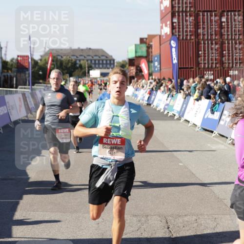 03.10.2025 - Köhlbrandbrückenlauf Jannik Wohlers http://msf.ph/oto/9125328 03.10.2025 13:07:03 Ziel 4152, 4249, 4444, 4451, 4588, 4804, 5963, 6065, 6423, 6427, 6799, 6822 meine-sportfotos.de