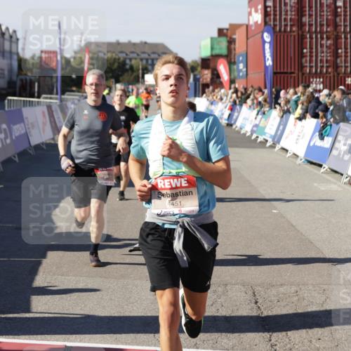 03.10.2025 - Köhlbrandbrückenlauf Jannik Wohlers http://msf.ph/oto/9125330 03.10.2025 13:07:04 Ziel 4152, 4249, 4444, 4451, 4588, 4804, 6065, 6423, 6427, 6799, 6822 meine-sportfotos.de