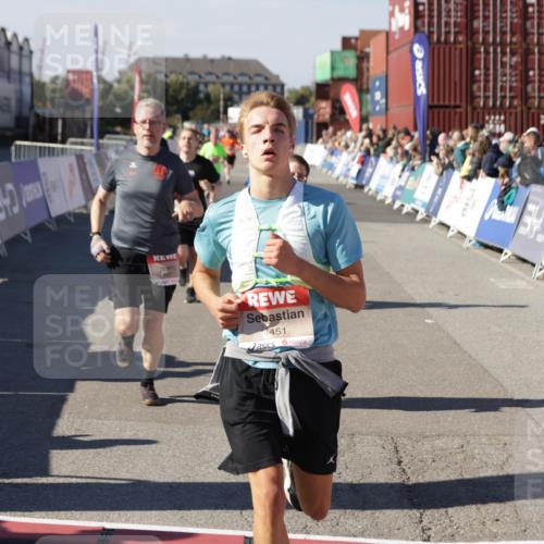 03.10.2025 - Köhlbrandbrückenlauf Jannik Wohlers http://msf.ph/oto/9125333 03.10.2025 13:07:04 Ziel 4152, 4249, 4444, 4451, 4588, 4804, 6065, 6423, 6427, 6799, 6822 meine-sportfotos.de