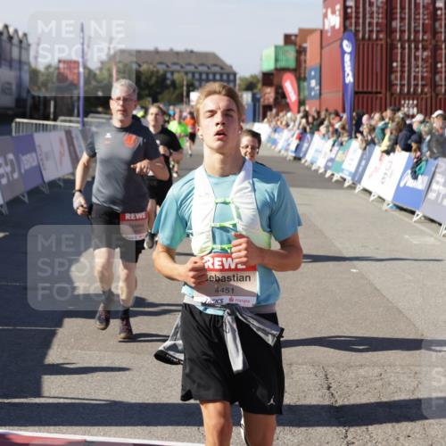 03.10.2025 - Köhlbrandbrückenlauf Jannik Wohlers http://msf.ph/oto/9125336 03.10.2025 13:07:04 Ziel 4152, 4249, 4444, 4451, 4588, 4804, 6065, 6423, 6427, 6799, 6822 meine-sportfotos.de