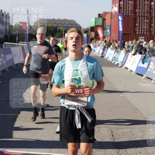 03.10.2025 - Köhlbrandbrückenlauf Jannik Wohlers http://msf.ph/oto/9125338 03.10.2025 13:07:04 Ziel 4152, 4249, 4444, 4451, 4588, 4804, 6065, 6423, 6427, 6799, 6822 meine-sportfotos.de