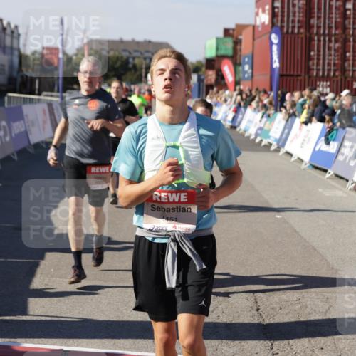 03.10.2025 - Köhlbrandbrückenlauf Jannik Wohlers http://msf.ph/oto/9125341 03.10.2025 13:07:04 Ziel 4152, 4249, 4444, 4451, 4588, 4804, 6065, 6423, 6427, 6799, 6822 meine-sportfotos.de