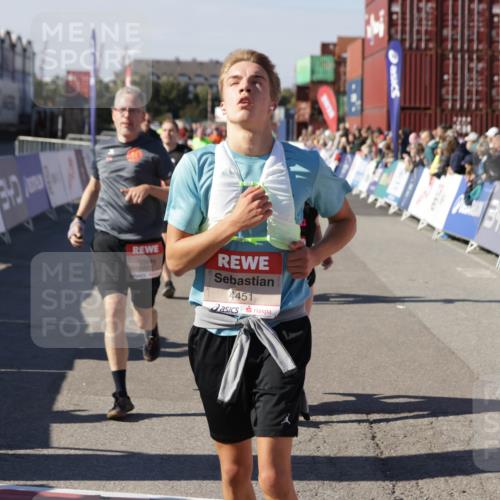 03.10.2025 - Köhlbrandbrückenlauf Jannik Wohlers http://msf.ph/oto/9125344 03.10.2025 13:07:04 Ziel 4152, 4249, 4444, 4451, 4588, 4804, 6065, 6423, 6427, 6799, 6822 meine-sportfotos.de