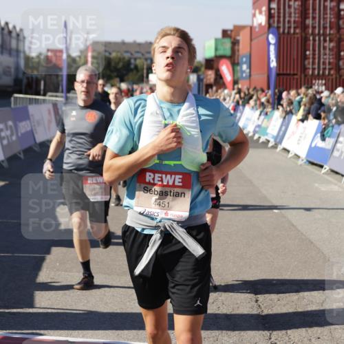 03.10.2025 - Köhlbrandbrückenlauf Jannik Wohlers http://msf.ph/oto/9125345 03.10.2025 13:07:04 Ziel 4152, 4249, 4444, 4451, 4588, 4804, 6065, 6423, 6427, 6799, 6822 meine-sportfotos.de