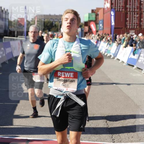 03.10.2025 - Köhlbrandbrückenlauf Jannik Wohlers http://msf.ph/oto/9125348 03.10.2025 13:07:04 Ziel 4152, 4249, 4444, 4451, 4588, 4804, 6065, 6423, 6427, 6799, 6822 meine-sportfotos.de