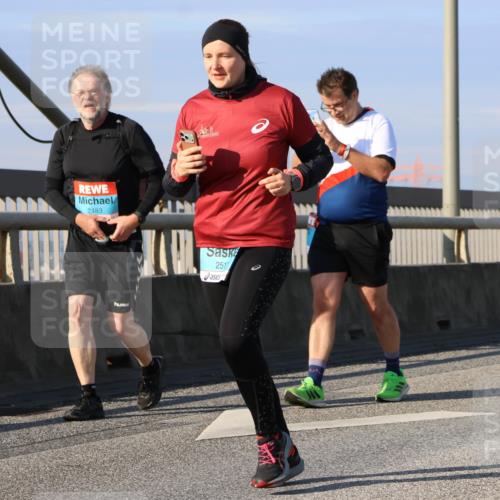 03.10.2025 - Köhlbrandbrückenlauf Strokosch-Dieckow http://msf.ph/oto/9125350 03.10.2025 10:07:57 Position 2 2483, 251 meine-sportfotos.de