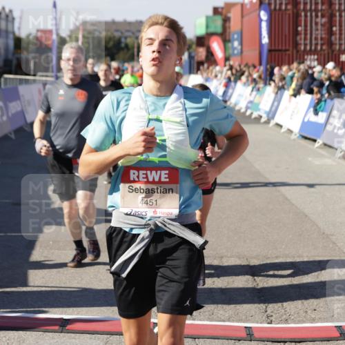 03.10.2025 - Köhlbrandbrückenlauf Jannik Wohlers http://msf.ph/oto/9125351 03.10.2025 13:07:04 Ziel 4152, 4249, 4444, 4451, 4588, 4804, 6065, 6423, 6427, 6799, 6822 meine-sportfotos.de