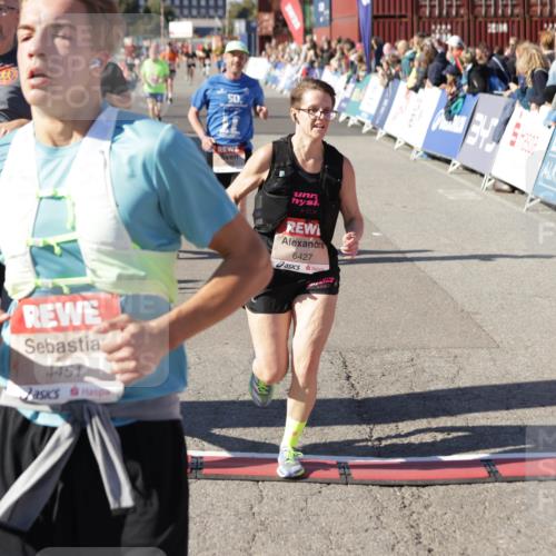 03.10.2025 - Köhlbrandbrückenlauf Jannik Wohlers http://msf.ph/oto/9125355 03.10.2025 13:07:05 Ziel 4152, 4249, 4444, 4451, 4588, 4804, 6065, 6423, 6427, 6467, 6799, 6822 meine-sportfotos.de
