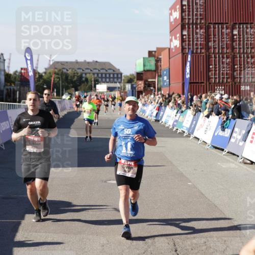 03.10.2025 - Köhlbrandbrückenlauf Jannik Wohlers http://msf.ph/oto/9125379 03.10.2025 13:07:06 Ziel 4152, 4249, 4444, 4451, 4588, 4804, 6065, 6302, 6423, 6427, 6467, 6799, 6822 meine-sportfotos.de