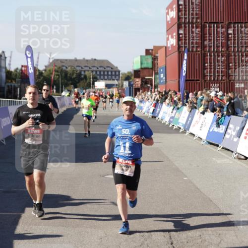 03.10.2025 - Köhlbrandbrückenlauf Jannik Wohlers http://msf.ph/oto/9125381 03.10.2025 13:07:06 Ziel 4152, 4249, 4444, 4451, 4588, 4804, 6065, 6302, 6423, 6427, 6467, 6799, 6822 meine-sportfotos.de