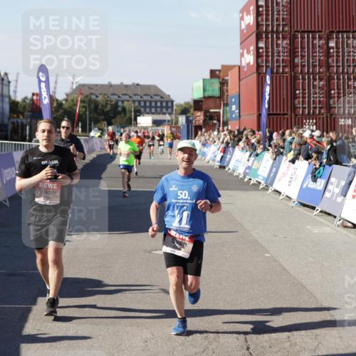 03.10.2025 - Köhlbrandbrückenlauf Jannik Wohlers http://msf.ph/oto/9125383 03.10.2025 13:07:06 Ziel 4152, 4249, 4444, 4451, 4588, 4804, 6065, 6302, 6423, 6427, 6467, 6799, 6822 meine-sportfotos.de