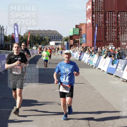 03.10.2025 - Köhlbrandbrückenlauf Jannik Wohlers http://msf.ph/oto/9125386 03.10.2025 13:07:06 Ziel 4152, 4249, 4444, 4451, 4588, 4804, 6065, 6302, 6423, 6427, 6467, 6799, 6822 meine-sportfotos.de