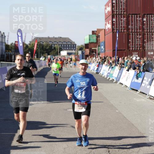 03.10.2025 - Köhlbrandbrückenlauf Jannik Wohlers http://msf.ph/oto/9125389 03.10.2025 13:07:06 Ziel 4152, 4249, 4444, 4451, 4588, 4804, 6065, 6302, 6423, 6427, 6467, 6799, 6822 meine-sportfotos.de