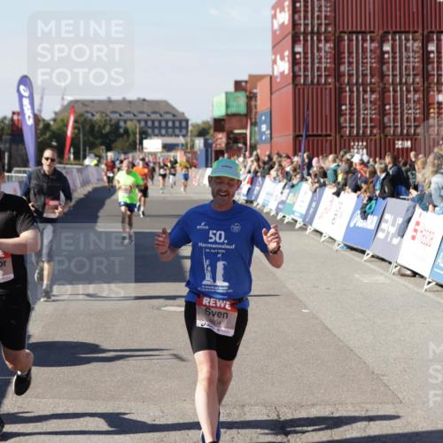 03.10.2025 - Köhlbrandbrückenlauf Jannik Wohlers http://msf.ph/oto/9125413 03.10.2025 13:07:06 Ziel 4152, 4249, 4444, 4451, 4588, 4804, 6065, 6302, 6423, 6427, 6467, 6799, 6822 meine-sportfotos.de