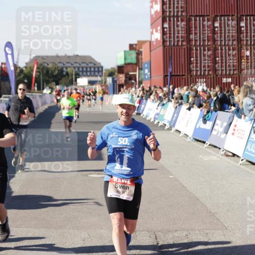 03.10.2025 - Köhlbrandbrückenlauf Jannik Wohlers http://msf.ph/oto/9125418 03.10.2025 13:07:07 Ziel 4152, 4249, 4444, 4451, 4588, 4804, 6065, 6302, 6423, 6427, 6467, 6799, 6822 meine-sportfotos.de