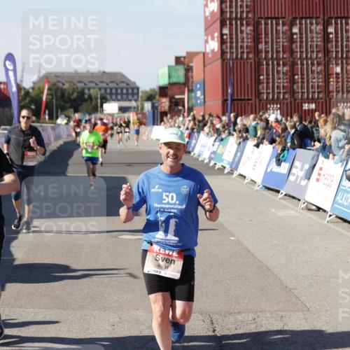 03.10.2025 - Köhlbrandbrückenlauf Jannik Wohlers http://msf.ph/oto/9125420 03.10.2025 13:07:07 Ziel 4152, 4249, 4444, 4451, 4588, 4804, 6065, 6302, 6423, 6427, 6467, 6799, 6822 meine-sportfotos.de