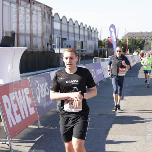 03.10.2025 - Köhlbrandbrückenlauf Jannik Wohlers http://msf.ph/oto/9125441 03.10.2025 13:07:07 Ziel 4152, 4249, 4444, 4451, 4588, 4804, 6065, 6302, 6423, 6427, 6467, 6799, 6822 meine-sportfotos.de