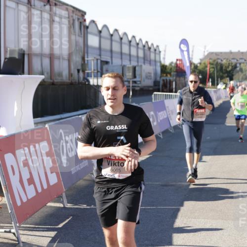 03.10.2025 - Köhlbrandbrückenlauf Jannik Wohlers http://msf.ph/oto/9125444 03.10.2025 13:07:07 Ziel 4152, 4249, 4444, 4451, 4588, 4804, 6065, 6302, 6423, 6427, 6467, 6799, 6822 meine-sportfotos.de